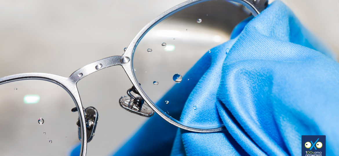 Panno pulizia occhiali blu stropicciato Stock Photo