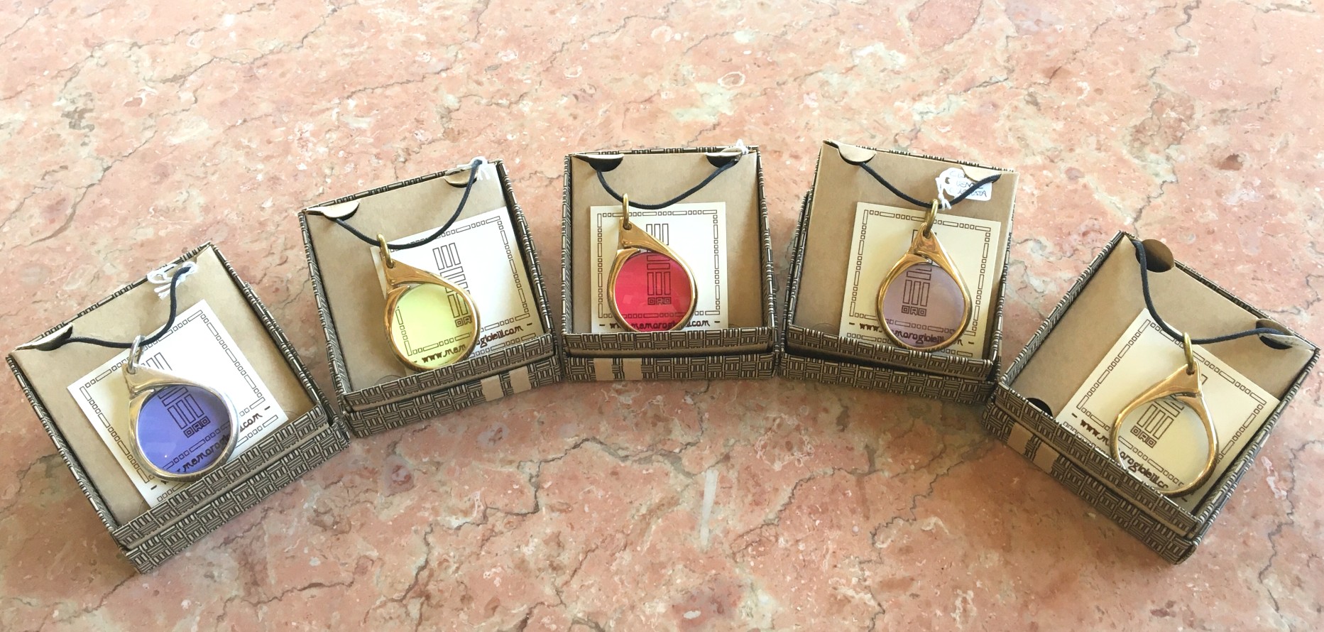 Collana con ciondolo in bronzo e lente d'ingrandimento